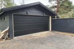 Svart bred garageport