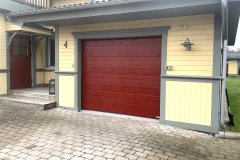 Vacker röd garageport