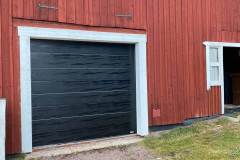 Svart garageport monterad i Lada