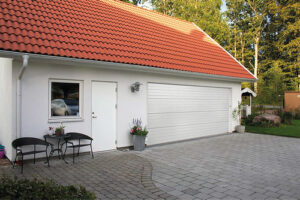 Vit bred garageport installerad i Borlänge